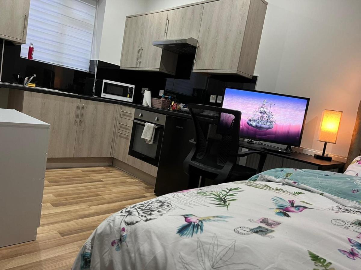 La Vie - Entire - Next To District Elizabeth Line Tube Station - Near London & Wembley *