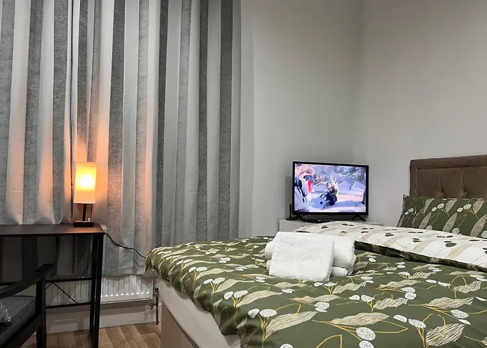 La Vie - Entire Apartment - Next To Central District Elizabeth Line Tube Station - Near Central London & Wembley