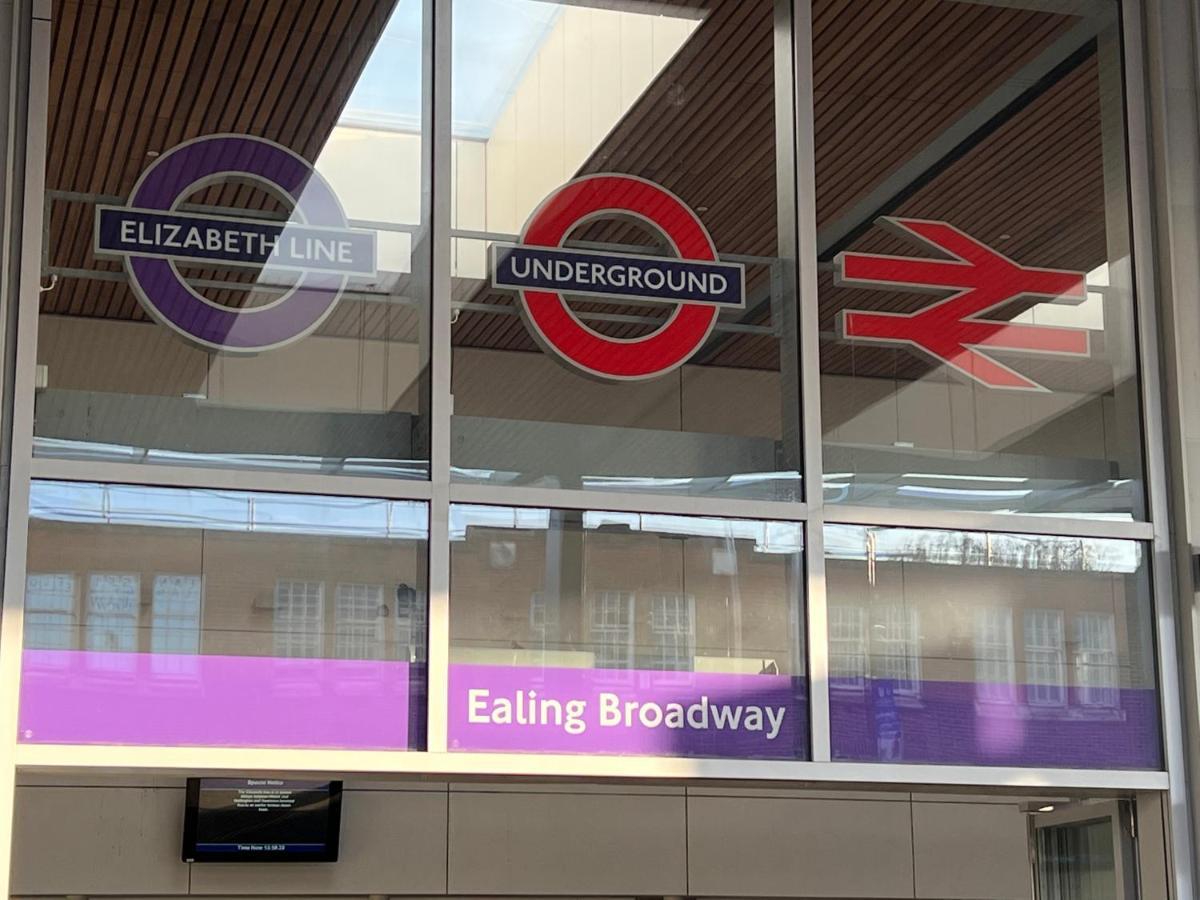 La Vie: Near Elizabeth Line Apartment *