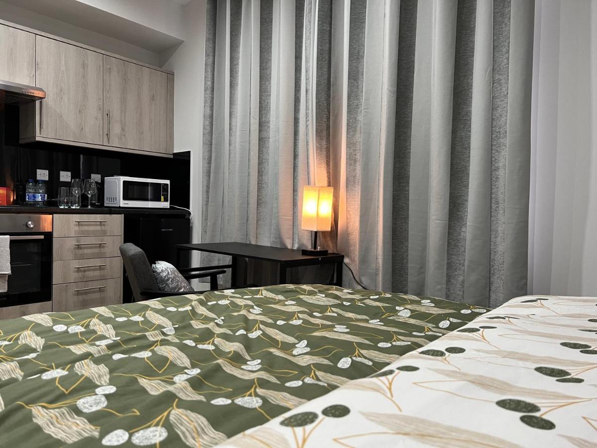 La Vie: Near Elizabeth Line * Ealing