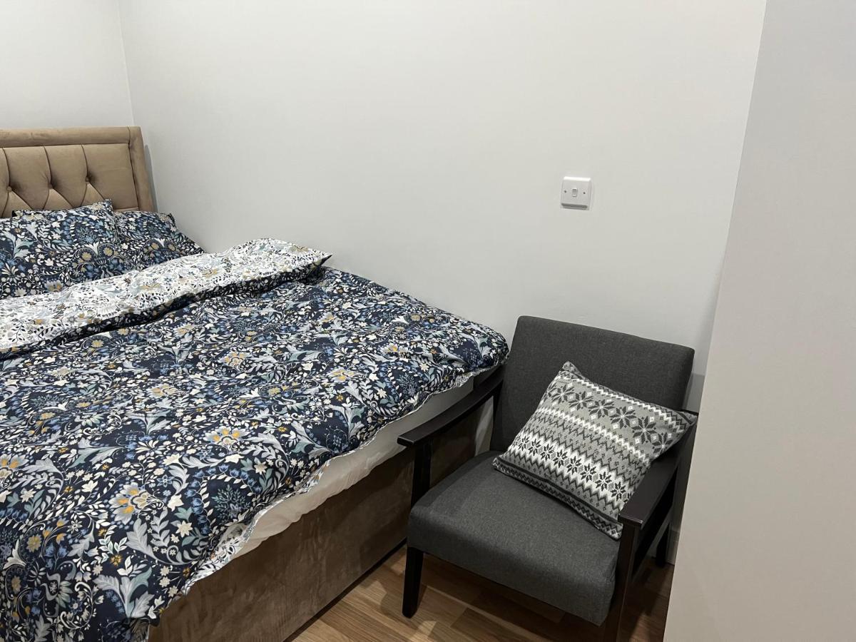 La Vie: Near Elizabeth Line Apartment