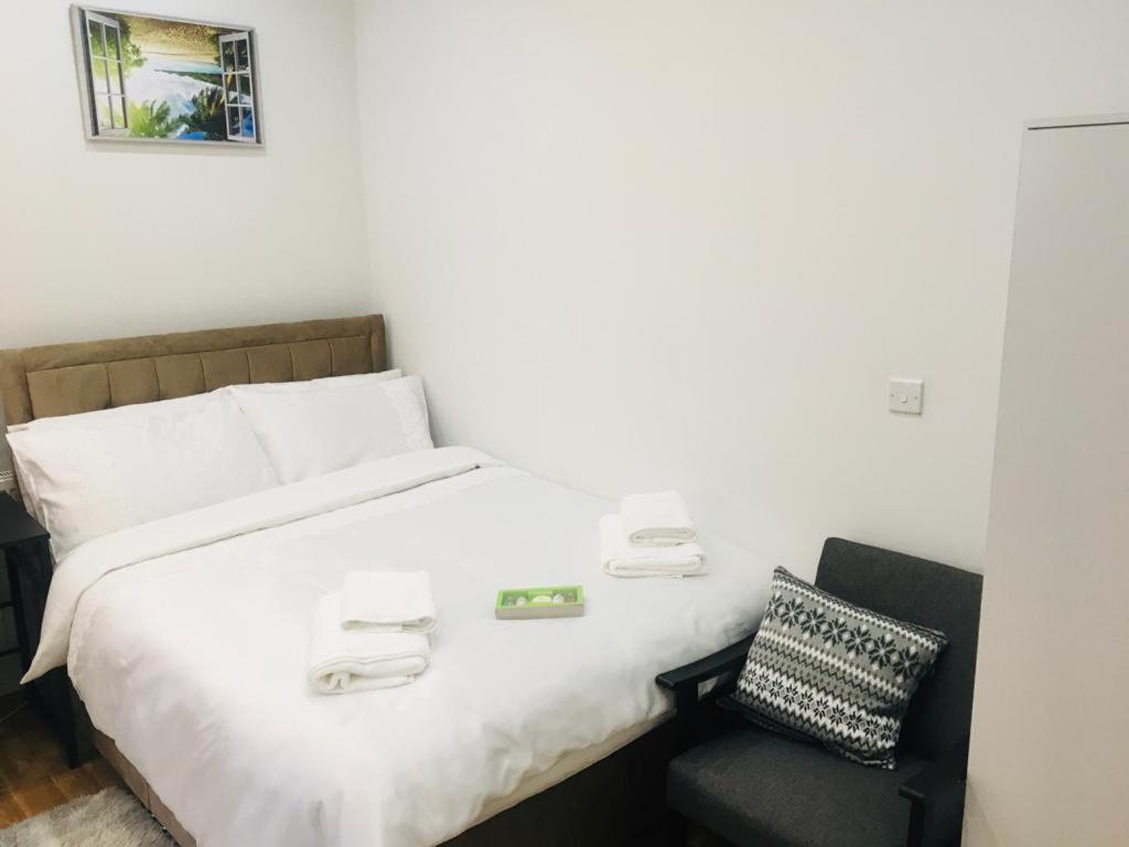La Vie: Near Elizabeth Line Apartment