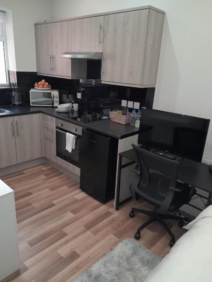 La Vie: Near Elizabeth Line Apartment Ealing